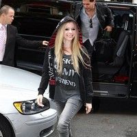 Avril Lavigne is all smiles as she leaves her Paris hotel photos | Picture 77873